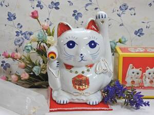 日本のお土産・Japanese Gift・開運アップ・合格招き猫（大）左手に水晶パワーストーンを持った招き猫・合格を招くカワイイ招き猫