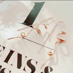 送料無料★akeeeeey★【メタル スロープ ロング フックピアス 】☆ ピアス メタルピアス ゴールドピアス ロングピアス