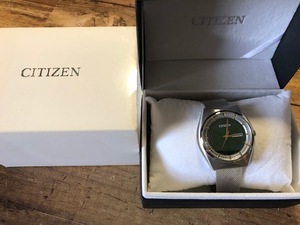 未使用同様 美品 箱付 CITIZEN シチズン デイデイト SOLAR ECO-DRIVE E101 ソーラー 緑 グリーン シルバー ゴールド メンズ 腕時計