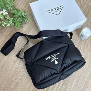 送料無料　PRADA　プラダ　パデッド　Re-Nylon　ショルダーバッグ　2VD045