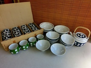 をA7S 水玉模様 昭和レトロ 急須 湯呑 茶碗 紺色 青色 緑色 大量 まとめ売り ドット柄 古民家 カフェ レトロポップ