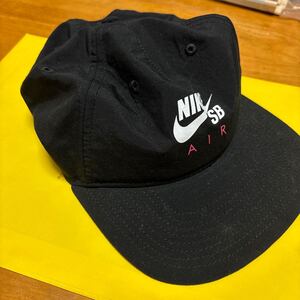 NIKE SB キャップ　 帽子 ブラック 黒　ツバ裏ピンク