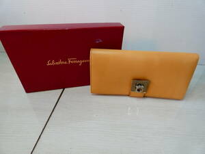 ★Salvatore Ferragamo フェラガモ　長財布　/　中古現状品　　H04285