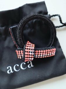 【送料込】acca 　アッカ　ドレスポニー 4列 サーモンピンク・オレンジ・ブラック　フランス製 ヘアアクセ　おしゃれ　ストーン　6440129