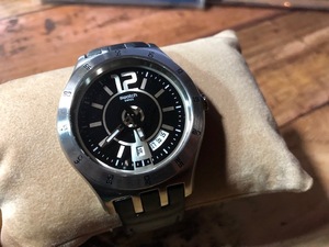 良好 レア swatch スウォッチ SWISS IN A CLASSIC MODE YTS400 AG2010 デイト シルバー×ブラック クオーツ メンズ 腕時計