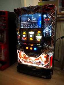 ◆Devil May Cry デビルメイクライ4 コイン不要機 ドアキー 設定キー付き パチスロ実機 スロット 家庭用電源対応 エンターライズ◆