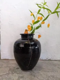 ヴィンテージ レトロ 黒い陶器の花瓶 　一輪挿し フラワーベース　 丸型花瓶