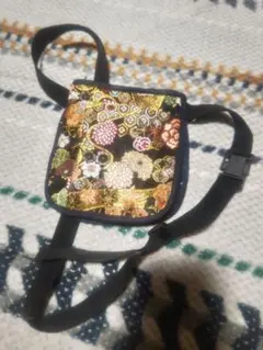 和柄刺繍ボディバッグ