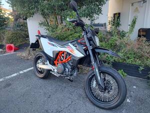 ＫＴＭ ６９０ＳＭＣ　Ｒ 　136Km　新古車！