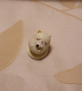 未使用品！すみっコぐらし チョコエッグ おにぎりを持つ ネコ ねこ フィギュア 高さ約3ｃｍ 食玩 おまけ フルタ Furuta cat