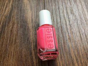 レア新品●essie ●699 pink parka　　 5ｍｌミニサイズ　補償付き　匿名発送　エッシー　廃盤