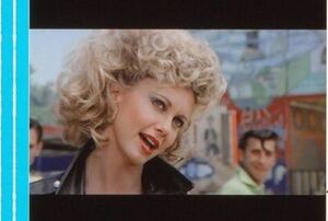 グリース 35mm映画フィルム ジョントラヴォルタ オリヴィアニュートンジョン ランダルクレイザー ジェフコナウェイ ●GREASE 連続５コマ