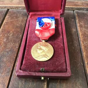 貴重品！フランスアンティーク箱付きメダル勲章 60’s paris ヨーロッパ古着 /蚤の市イギリスミリタリー古道具ニューヨーク北欧東欧