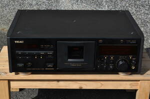 共2　TEAC　3 HEAD SYSTEM　STERERO CASSETTE DECK　カセットデッキ　V7000　470x330x150ミリ 　