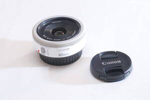 Canon キヤノン EF 40mm f2.8 STM ホワイト　貴重な純正レンズフード付き！