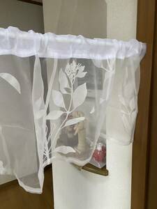 ハンドメイドカーテン、透け感のある生地にお花のオパールプリント