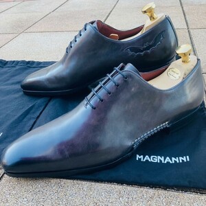 ★未使用品★ マグナーニ MAGNANNI 44 約28cm ホールカット 革靴 ビジネスシューズ コウモリ ムラ染め オパンケ製法 本革 保存袋付き