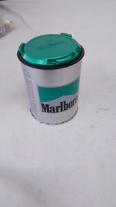 A06029 Marlboro マルボロマールボロ？ 灰皿 缶 緑色 キャップ付き