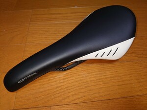 Fizik フィジーク ゴビ サドル カーボンブレード(白・黒)仕様