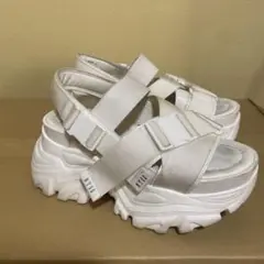 steve madden ホワイト 厚底ストラップサンダル