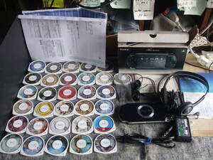 PSP2000と動作確認に使用した本体一式セット（充電電源、ソフト約３０枚、その他