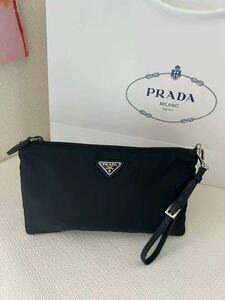 【ほぼ新品】PRADA プラダ 三角プレートブラック 黒 クラッチバック　リストレッド　ポーチ　男女兼用