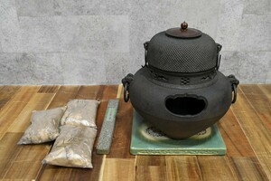 trok244 茶釜 鉄釜 三つ足 炉釜 釜鐶付き 利休灰 火箸 織部焼き 陶板 敷板 菊紋 茶器 茶道具 骨董 煎茶道具 鉄瓶 古美術 工芸品 時代物