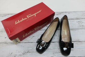 ★【B送900円】　260　Salvatore Ferragamo　サルヴァトーレフェラガモ　ヴァラリボン　パンプス　エナメル　スクエアトゥ　黒　6C