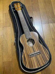 Alida コンサートウクレレ コンサートサイズ ヘッドロゴ「K」 ゼブラウッド Handcrafted Guitars 全長60cm ソフトケース付き