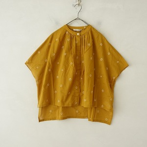 【定価1.8万】アトリエナルセ atelier naruse *cotton WA band-collar blouse*F綿刺しゅうワイドキャメル(2-2405-412)【31F42】