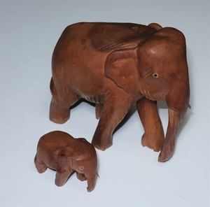 送料無料 木彫り象 親子 民芸品 高さ13.5cm 横10cm 東南アジア