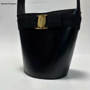 d95【極美品】サルヴァトーレフェラガモ　Salvatore Ferragamo　ヴァラリボン　バケツ型　黒　レザー　ハンドバッグ　ワンショルダー