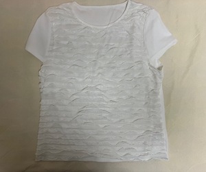 新品！後ろTシャツ地のブラウス フレンチスリーブ　前側が段になっていて波のようなフリルいっぱいあり　(M-Lサイズ）