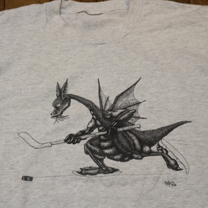 80s ドラゴン ホッケー イラスト Tシャツ グレー 恐竜 龍 RC Matteson キャラクター スポーツ アート オールド USA ヴィンテージ