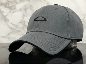 【未使用品】77A クール★OAKLEY オークリー キャップ 帽子 CAP クールなグレーの伸縮素材にブラックロゴ！《伸縮前60㎝～63㎝位迄》