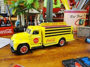 コカ・コーラ　1955年式　ダイヤモンドTボトルデリバリートラック　ダイキャストミニカー　1/50スケール　（イエロー）