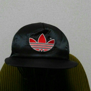 adidas アディダス ベースボール キャップ 帽子 サテン 黒赤 トレフォイル 80s 90sビンテージ オールドデサント スカジャン K20E272