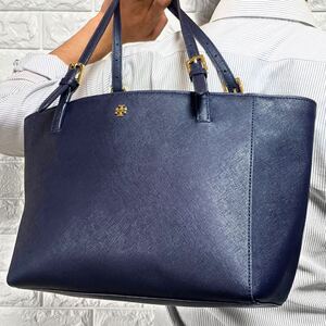 希少色/A4収納◎ トリーバーチ TORY BURCH メンズ ビジネス トートバッグ 肩掛け ロゴ金具 サフィアーノレザー 本革 ネイビー 紺 入手困難