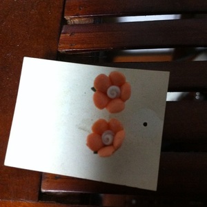 樹脂製ミニピアスお花PKサーモンピンク 小さめキャッチ式ピアス