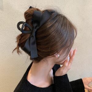 新品　リボン ビッグリボン ヘアクリップ ブラック　サテン　韓国 ヘアアクセサリー 髪留め 結婚式 髪飾り 黒 可愛い