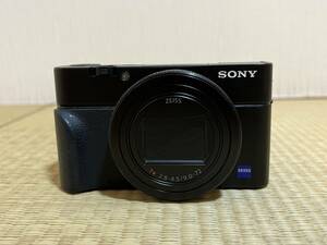 SONY Cyber-shot RX100VII(DSC-RX100M7)、アタッチメントグリップ、モニター保護ガラス、バッテリーチャージャー、32GB SDXCカードのセット