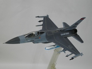 ハセガワ 1/72 B2 F-16C U.N.AIR FORCE 組立済完成品