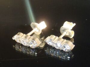 ★☆★定型外140円～純銀シルバー925ピアス【Ｃジルコニア ３mm】３連⑪★☆★