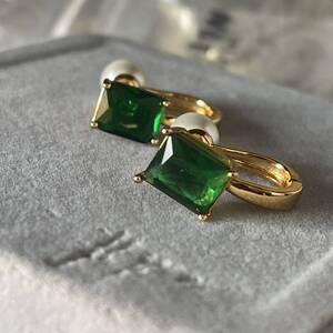 人工宝石エメラルド、ピアス　宝石サイズ 13×15mm。 2ct×2 金メッキ　