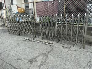 アコーディオンゲート。ステンレスか鉄か？Accordion gates. Stainless steel or steel? 長さ (L)=6.2m。高さ (H)=1.3m