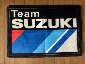 日本全国送料サービス！スズキ乗りさん必見　SUZUKIロゴ　部屋マット・デスク下マット・玄関マット！カタナ　GSX　スカイウェイブ