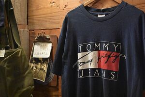 グッドプリントUSA製90sビンテージTOMMYHILFIGERトミー・ヒルフィガー プリントTシャツLネイビー100綿アメカジストリートアメリカ製nt5732