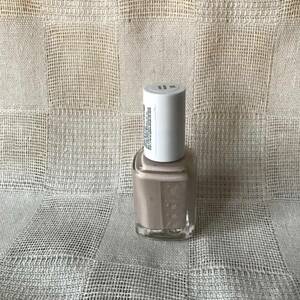 essie 745 sand tropez　13.5ml　エッシー ネイルポリッシュ　人気色　ベージュ系　オフィスネイルにも☆　サロン御用達