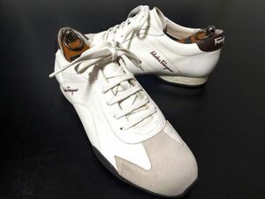 極美品 試し履き程度 フェラガモ 8.5EE Ferragamo オフホワイト レザースニーカー 8901