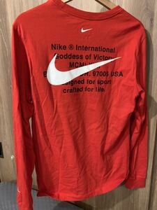 ★送料無料　ナイキ　ロンT ★NIKE ナイキウェア CK2260 M スウッシュ Mサイズ 長袖Tシャツ　 赤　SWOOSH